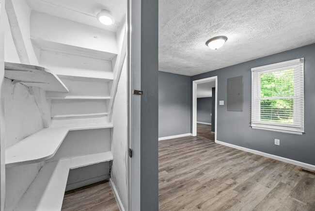 Building Photo - 715 Elder St