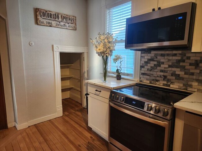 Building Photo - XL 1 bed 1 bath apartment downtown