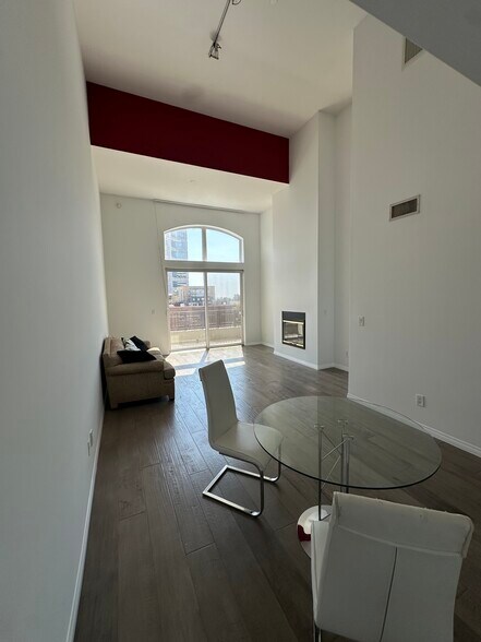Living room w high ceilings - 12222 Wilshire Blvd