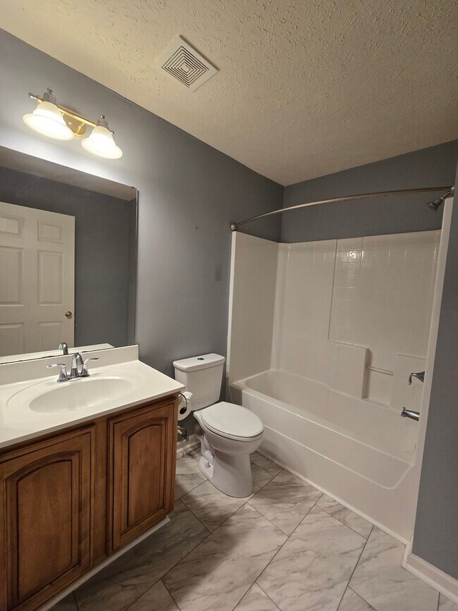 Building Photo - Beautiful End Unit Townhouse - Convenientl...