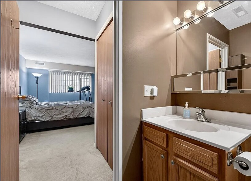 Building Photo - 10373 Glenway Dr