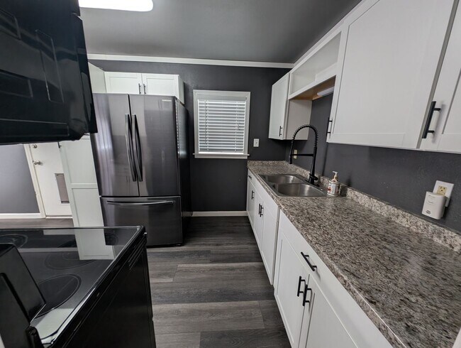 Building Photo - Single Family Home Near Shopping and Schools