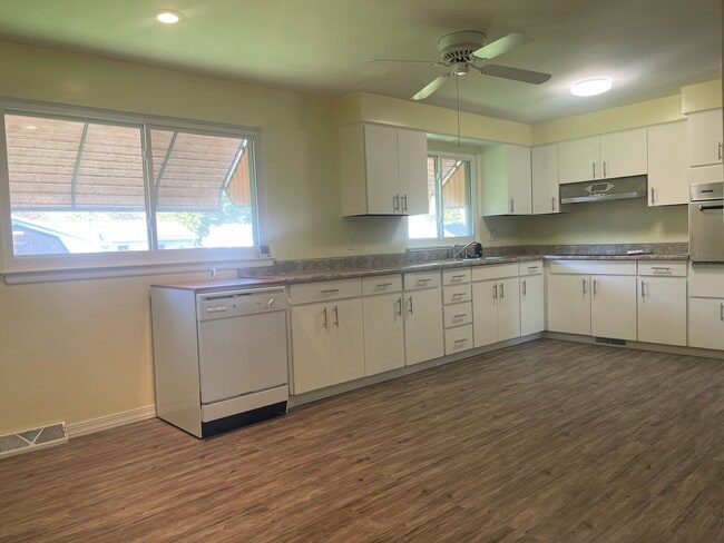 Building Photo - Charming Mid-Century Modern 3 bedroom on the West Side $1700 per month