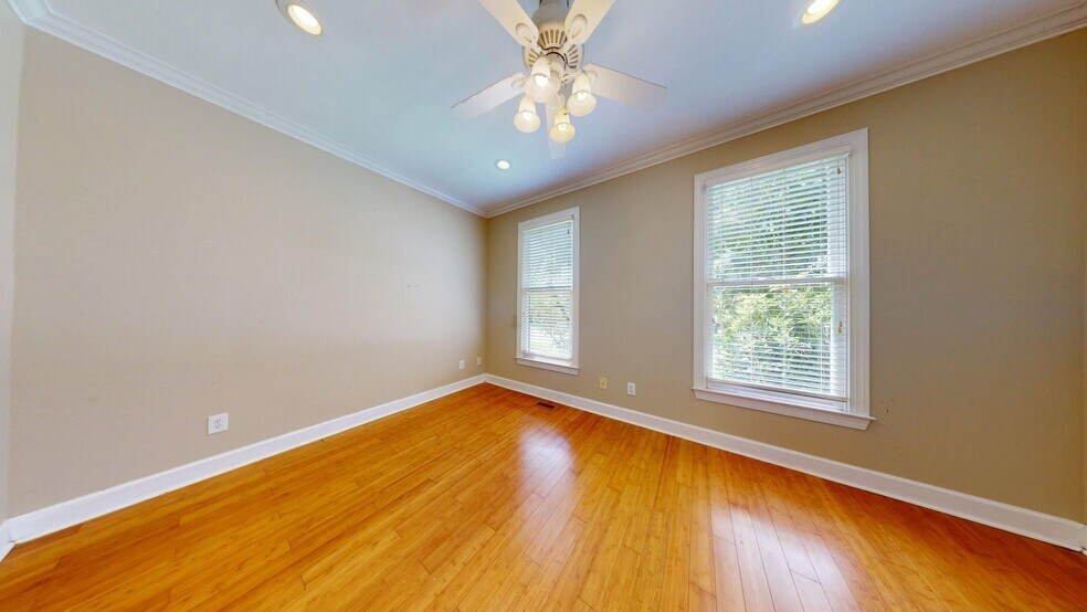 Building Photo - Spacious Townhome close to downtown Auburn...