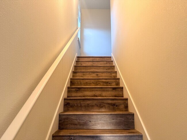 Building Photo - 505-507 NW Hillcrest Dr