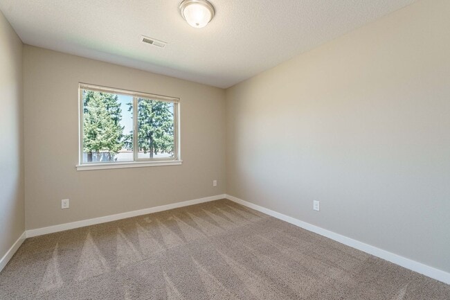 Building Photo - ASK ABOUT AUGUST MOVE IN SPECIAL 3 Bedroom...