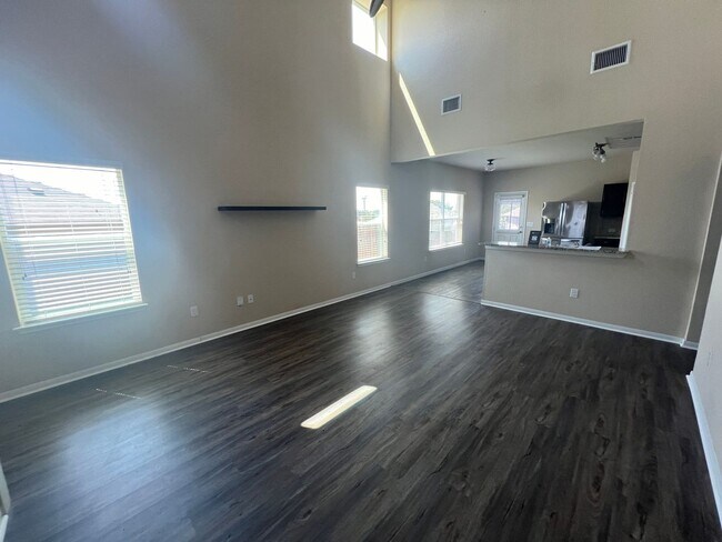 Building Photo - Perfect 3/2.5 - Tall Ceilings and in Immac...