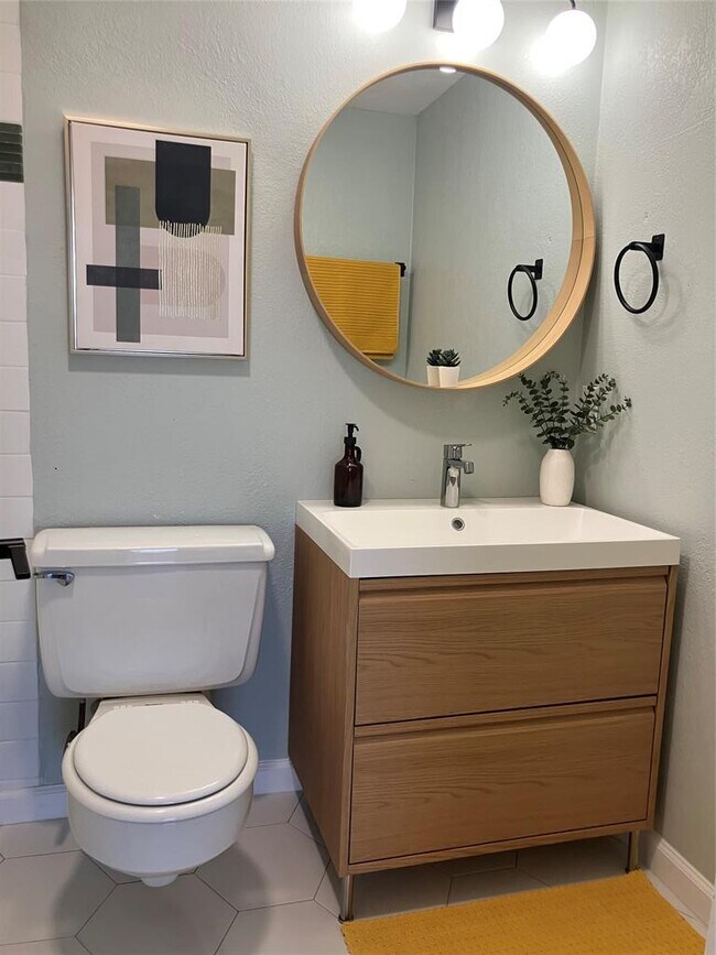 Building Photo - 5914 Lago Vista Way