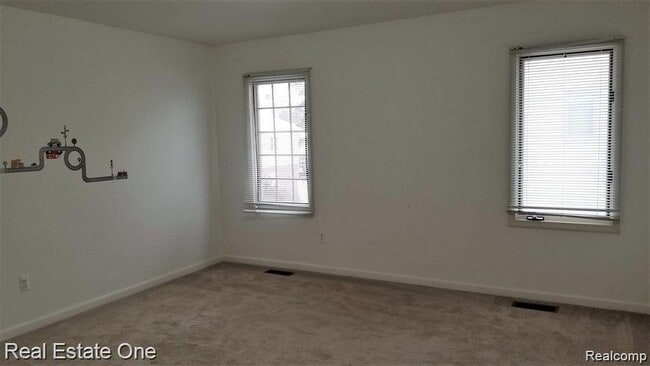 Building Photo - 4978 Somerton Dr