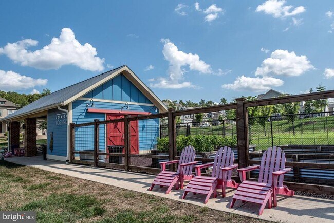 Building Photo - 317 Foxglove Way