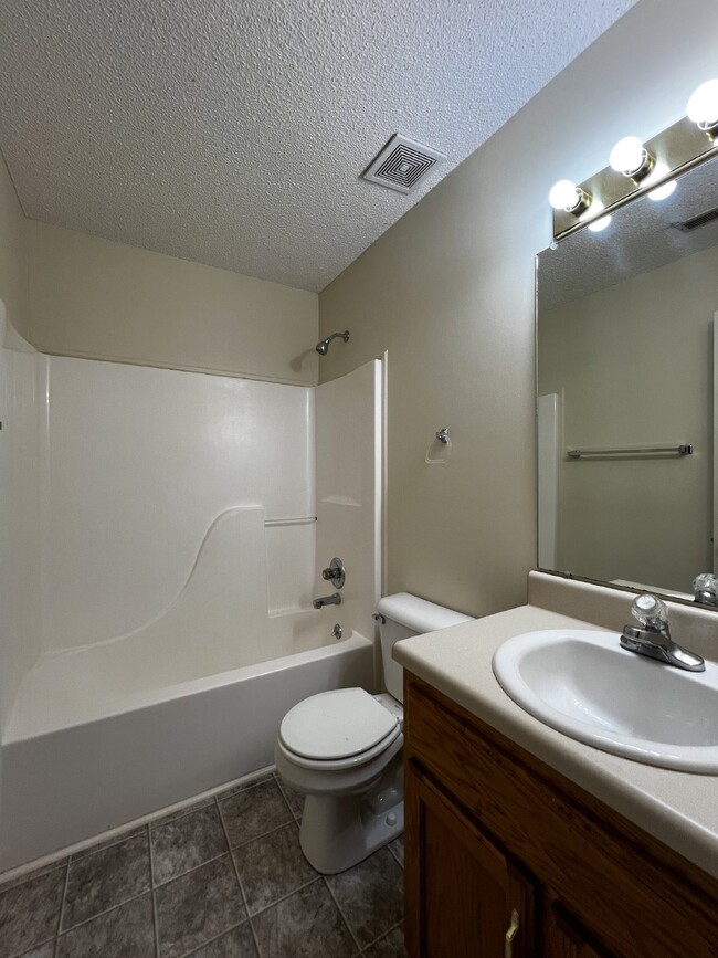 Building Photo - Charming 3 Bed, 2.5 Bath Home in Clarksvil...