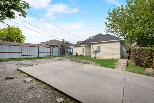 Building Photo - East Dallas Duplex