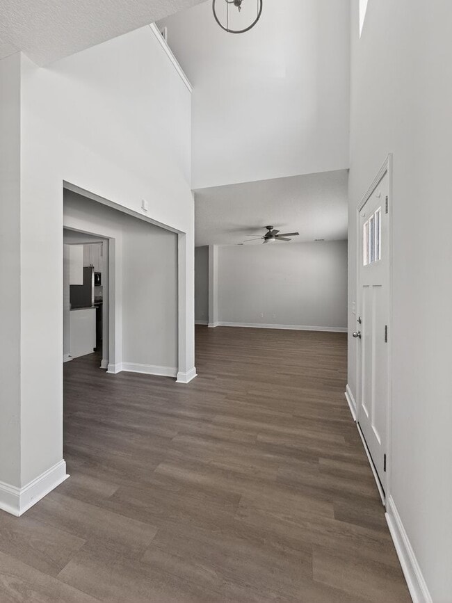 Building Photo - RATE DROP ALERT (was $2350/month) and MOVE-IN SPECIAL: 50% OFF 1ST MONTH'S RENT!**