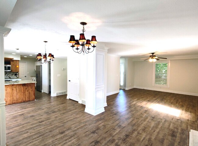 Building Photo - Beautiful 5 Bd 3.5 Ba Home w/Mother-In-Law...