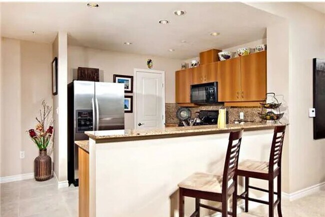 Building Photo - Gorgeous Condo with Amazing Views in La Vi...