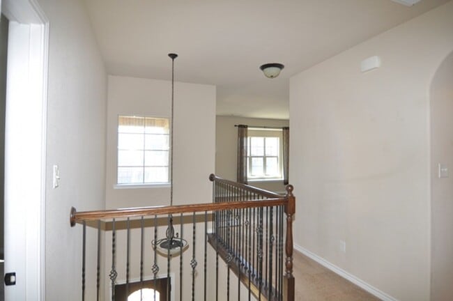 Building Photo - Beautiful 4-2.5-2 with 3 living, 2 dining ...