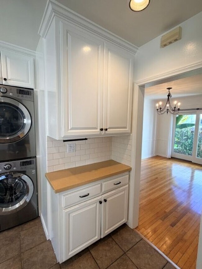 Building Photo - Pico-Robertson / Beverlywood 2 beds + 1.5 baths Spanish house PLUS Studio ADU  | Pool+Jacuzzi & e...