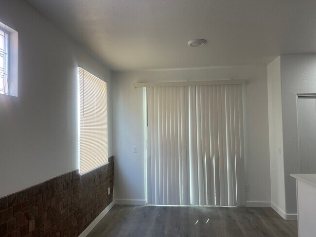Building Photo - 1426 E Romley Rd