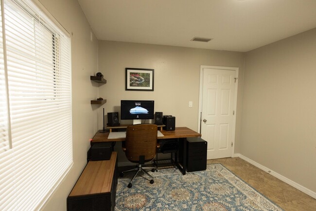 Building Photo - 650 S Park Ave