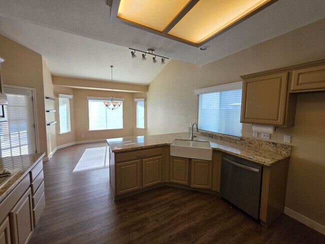 Building Photo - *Wait list full- Currently not accepting applications* 3 Bedroom 2 Bathroom with Pool in NW Visalia!