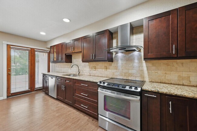 Building Photo - Beautiful 3 Bedroom Condo Overlooking The Canal!