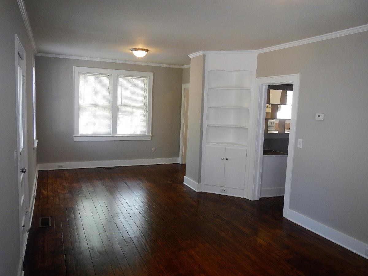 Living room/dining area - 1521 Poinsettia Rd