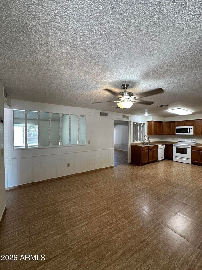 Building Photo - 5653 W Hatcher Rd