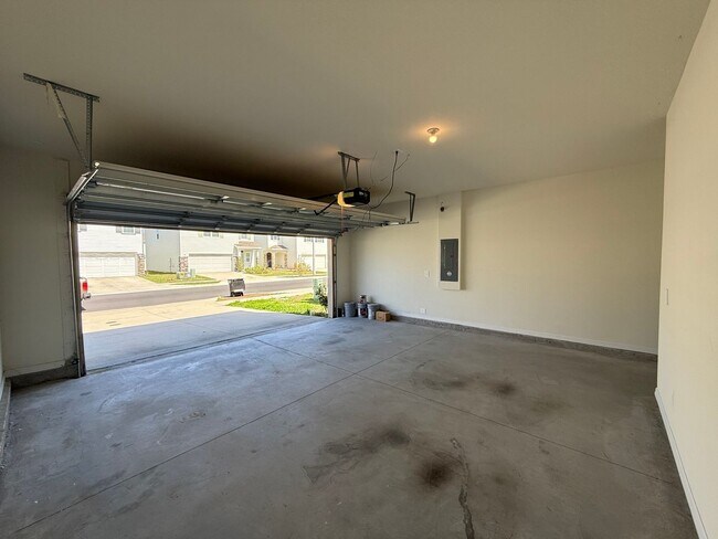 Building Photo - Spacious 4-Bedroom Modern Home in Oaks Preserve – Perfect Gainesville Location