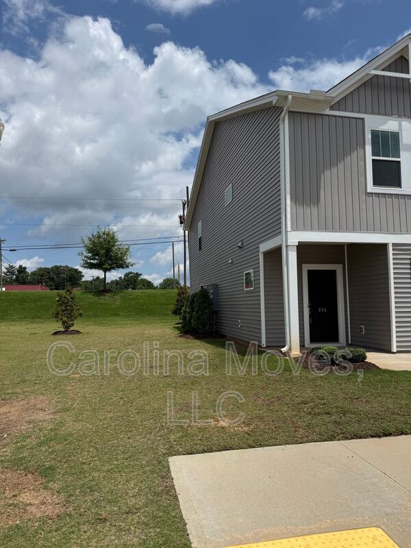 Building Photo - 206A Telford Dr.