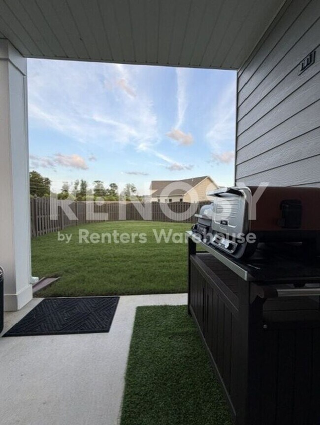 Building Photo - The fully furnished 3 Bedroom 3 bath home is just what you need!