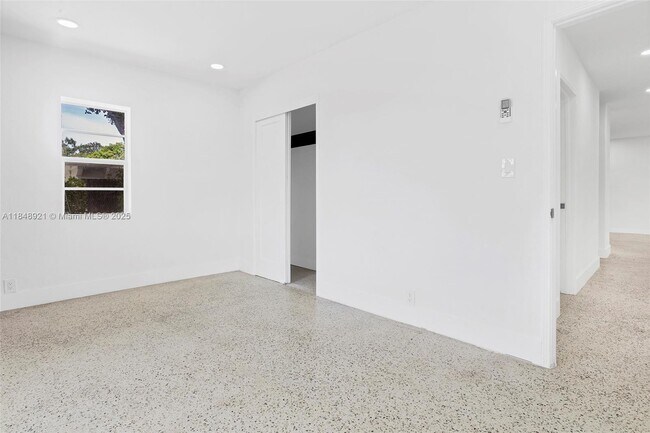 Building Photo - 1528 NE 145th St