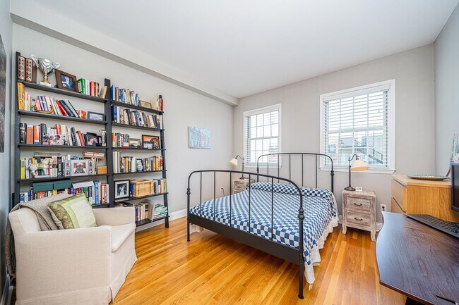 Building Photo - 233 Monroe St