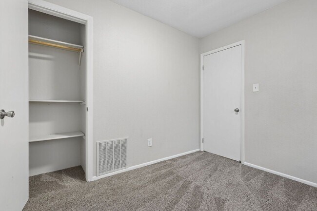 Building Photo - 2390 Middleton Ct