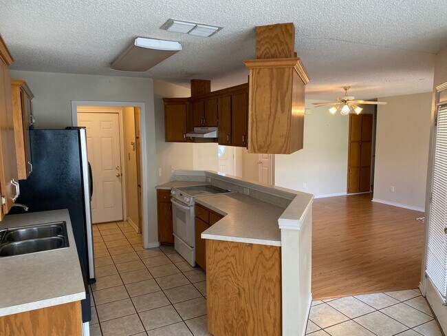 Building Photo - 3 Bed 2 Bath - close to city trail