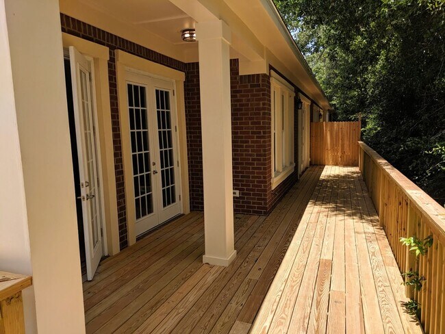 Building Photo - An amazing Townhouse for people who like b...