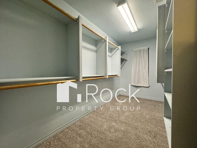 Building Photo - 3 Bedroom Home in North Norman with New Carpet