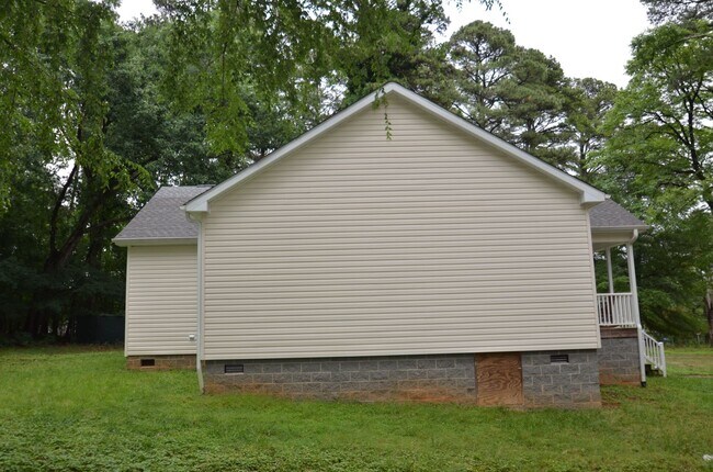 Building Photo - Modern Chapel Hill Retreat with Designer Finishes & Spacious Outdoor Living