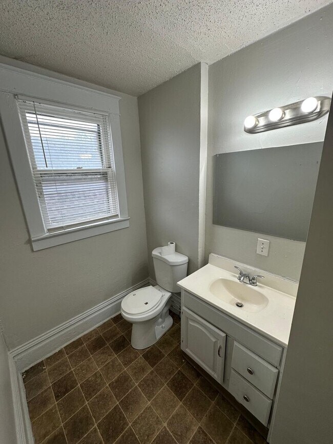 Building Photo - 3 bedroom 1 bath