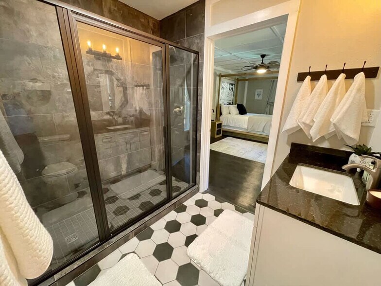 Building Photo - 104 SE 12th St