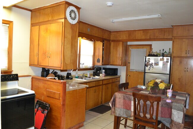 Building Photo - Court St Duplex