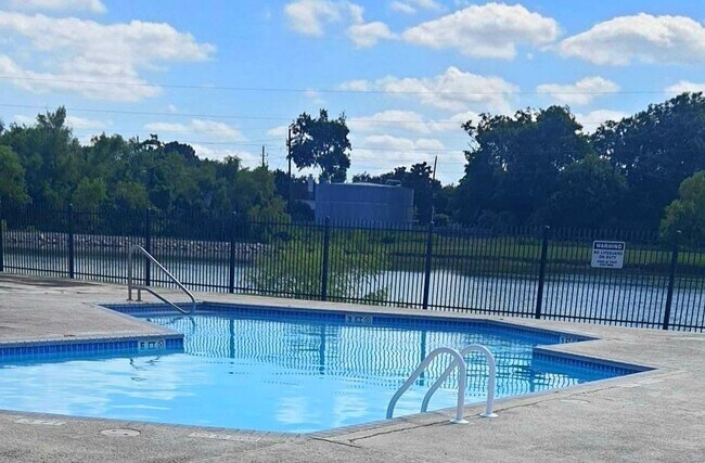 Building Photo - 1625 Townhome Ln