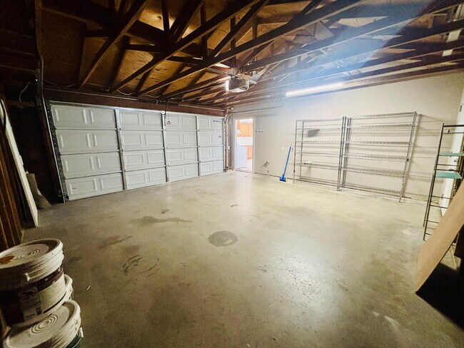 Building Photo - Charming 3-Bedroom with 2 Full Baths on th...