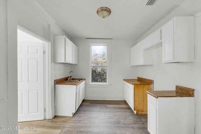 Building Photo - 522 W 21st St