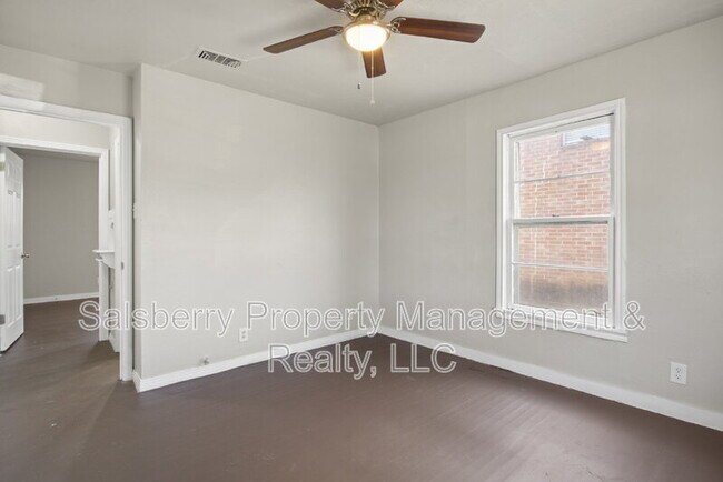 Building Photo - 320 NE 31st St