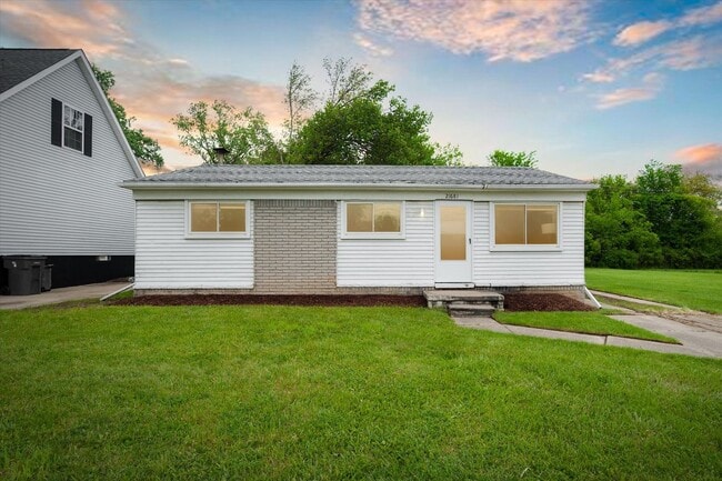 Primary Photo - 3 BED 1 BATH HOME OPEN HOUSE FRIDAY 10/17/...