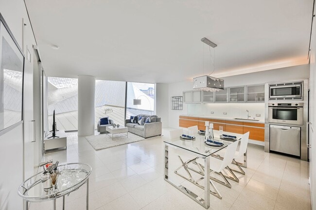 Building Photo - Luxurious premium corner unit nearly 1600 sq ft., Impeccably furnished-turn key- 2 bedroom 2 bath...