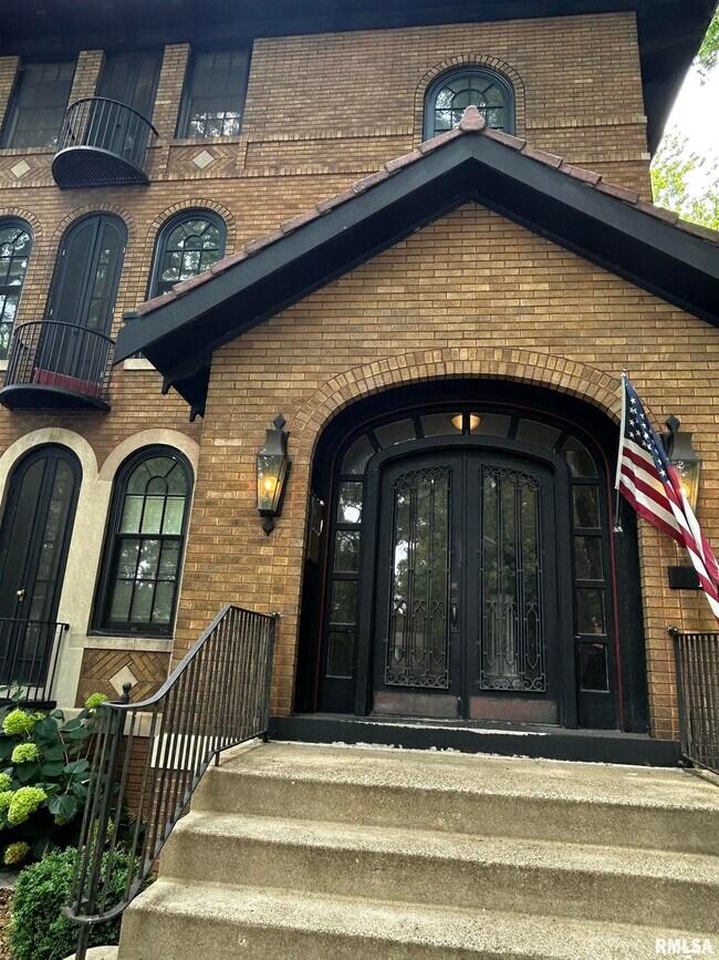 Building Photo - 1725 W Moss Ave