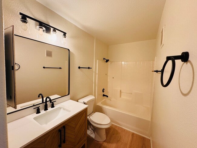 Building Photo - 2 bedroom, 2-bathroom condo for rent