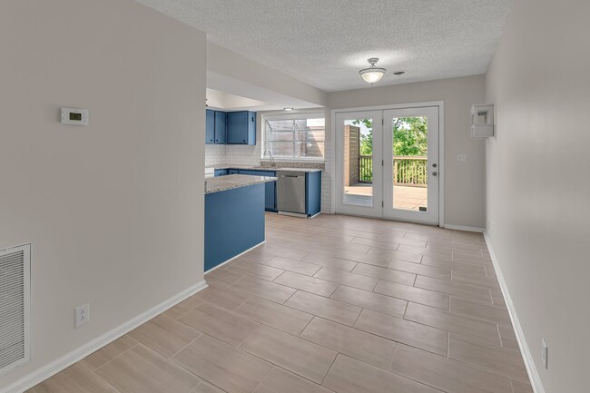 Building Photo - Brentwood/Crieve Hall end unit Condo -avai...