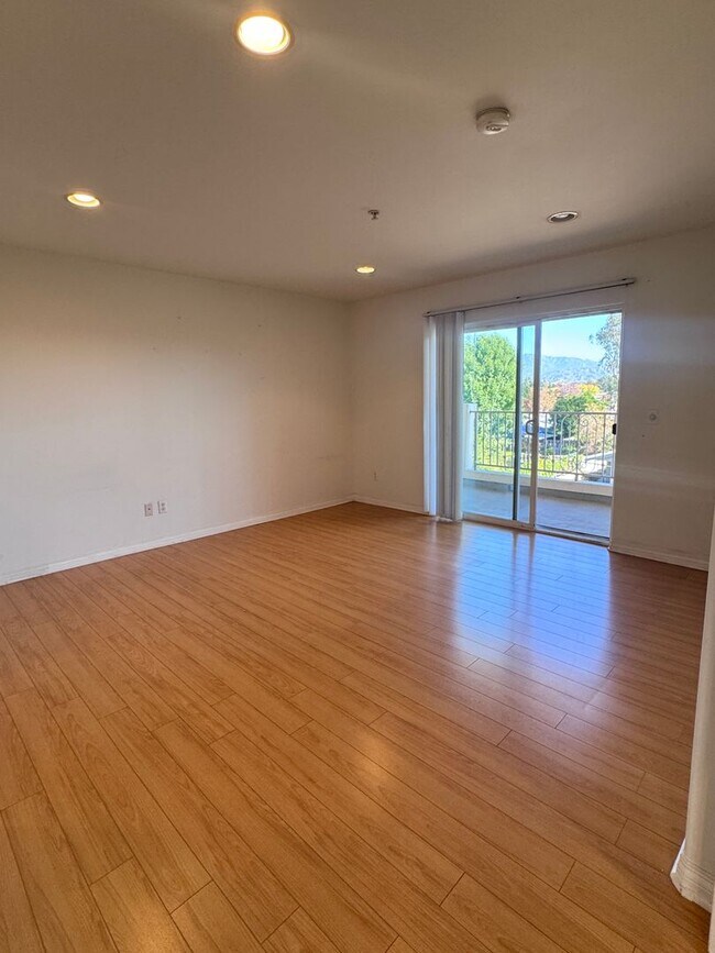 Building Photo - 3 Bedroom 2 Bath Penthouse condo in Van Nuys